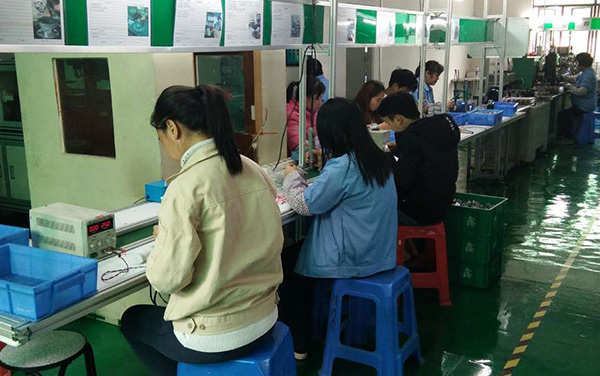 2.獨立生產流水線，工人上班圖
